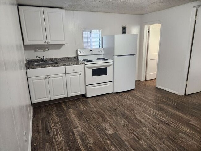 Building Photo - 1 Bedroom ground level apartment available...