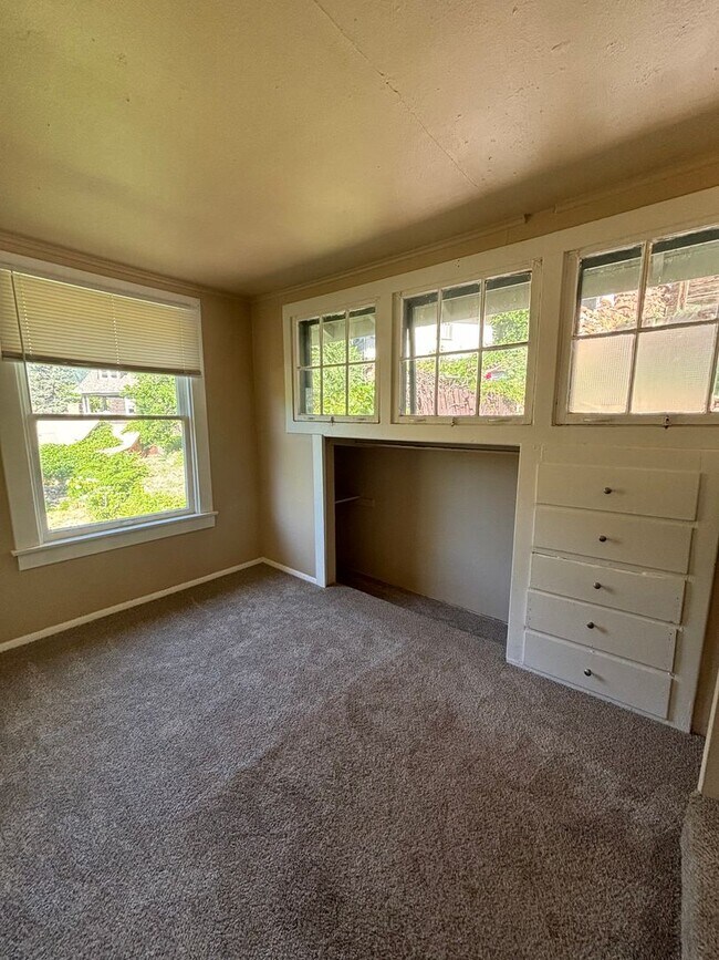 Primary Photo - Manitou Springs Living!! 1 Bed 1 Bath Avai...