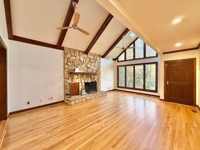 Building Photo - Charming 3BD, 2BA North Raleigh Home in Pr...