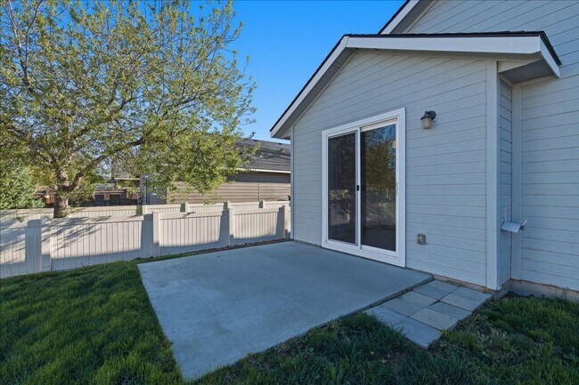 Building Photo - Single Level 3-bedroom 2-bathroom home in SW Boise