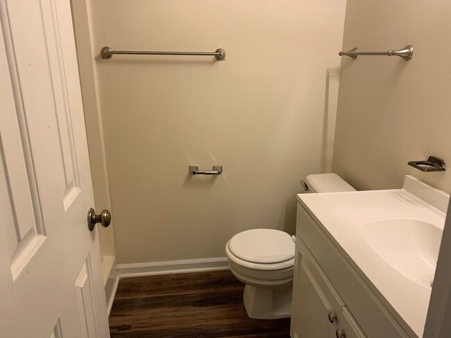 Building Photo - Great NW RALEIGH location-2 brm 2 bath ~ F...