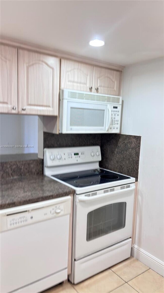 Building Photo - 10421 N Kendall Dr