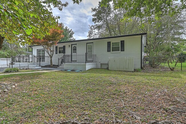 Building Photo - 2708 Schumway Dr