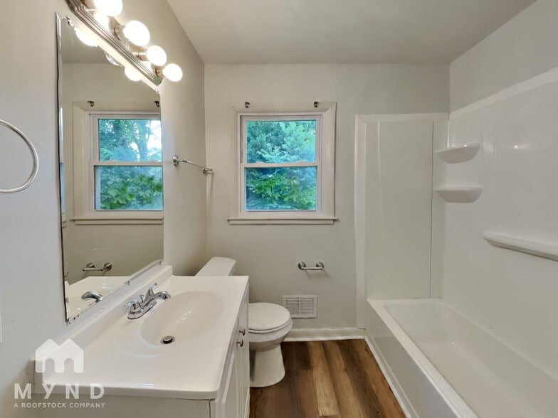 Building Photo - 706 Pond St