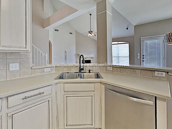 Building Photo - 2440 Kingsley Dr