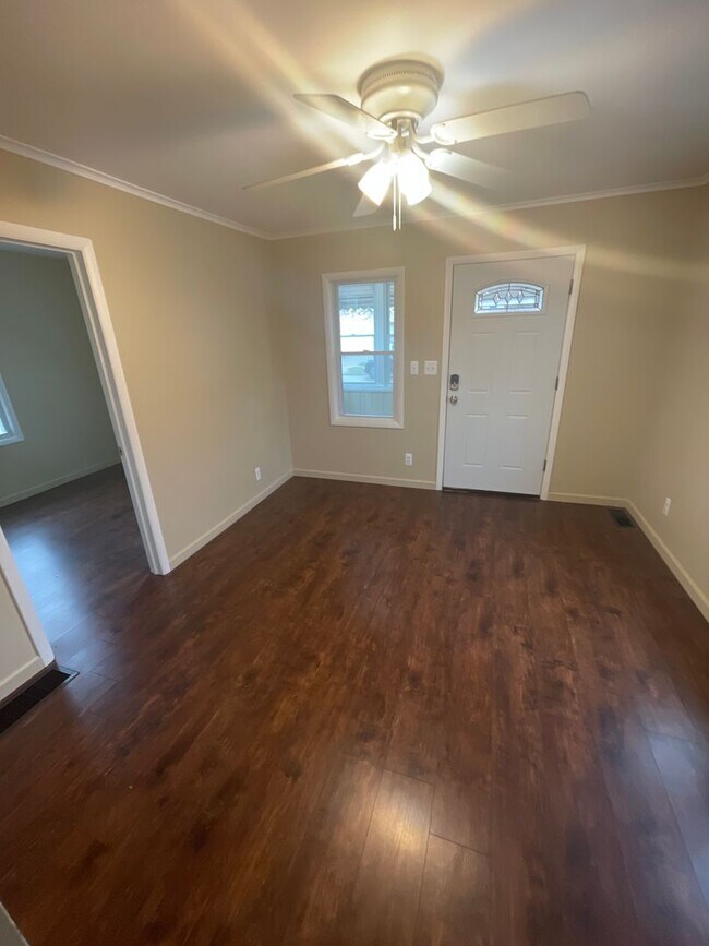 Building Photo - Charming 2 Bedroom Home - Move in Ready