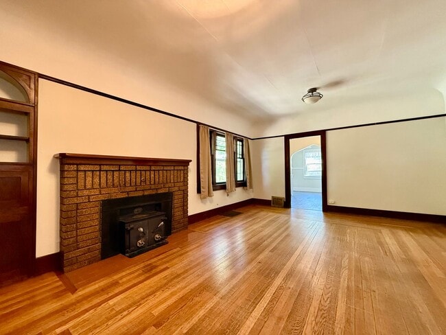 Building Photo - 806 Spring Ave