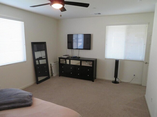 Building Photo - BRIGHT AND CLEAN 3 BED, 2 BATH, 1 STORY HOME IN ELK GROVE