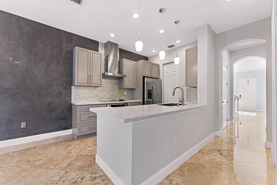 Building Photo - 6884 Julia Gardens Dr