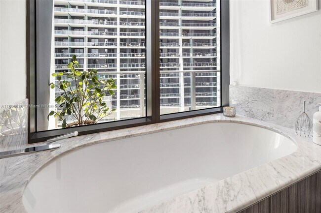 Building Photo - 1000 Brickell Plaza
