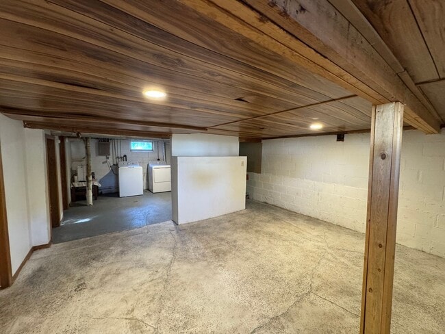 Building Photo - 2 bedroom, 2 bath house located near water...