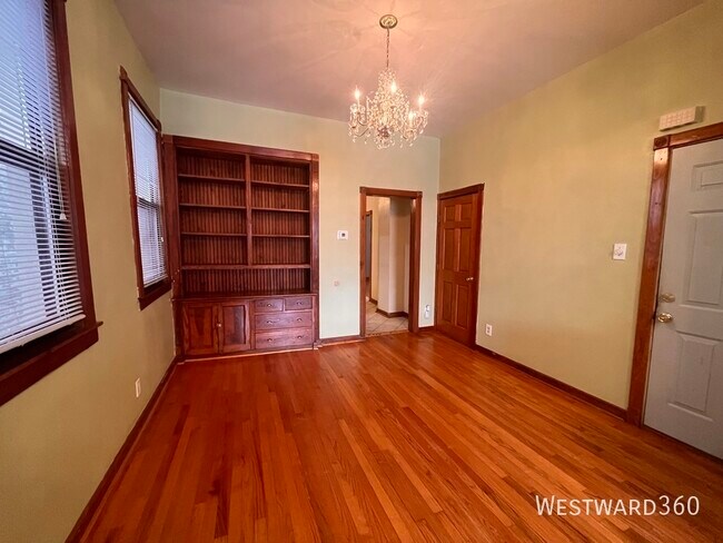 Building Photo - 3110 N Kenmore Ave