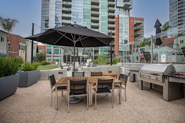 Building Photo - Modern Townhome Living in the Heart of Dow...