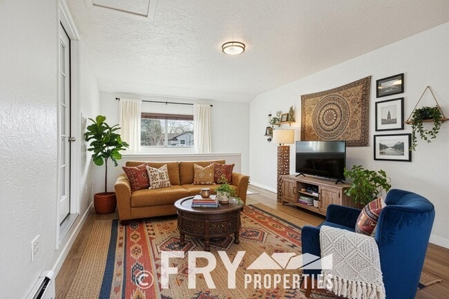 Building Photo - Spacious Sunnyside Home with Huge Yard