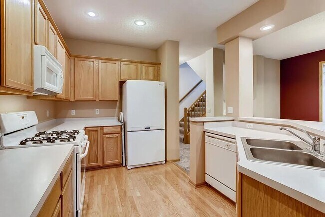 Building Photo - Bright End-Unit 2BD Townhome with Fireplace, Deck & Big Bedrooms