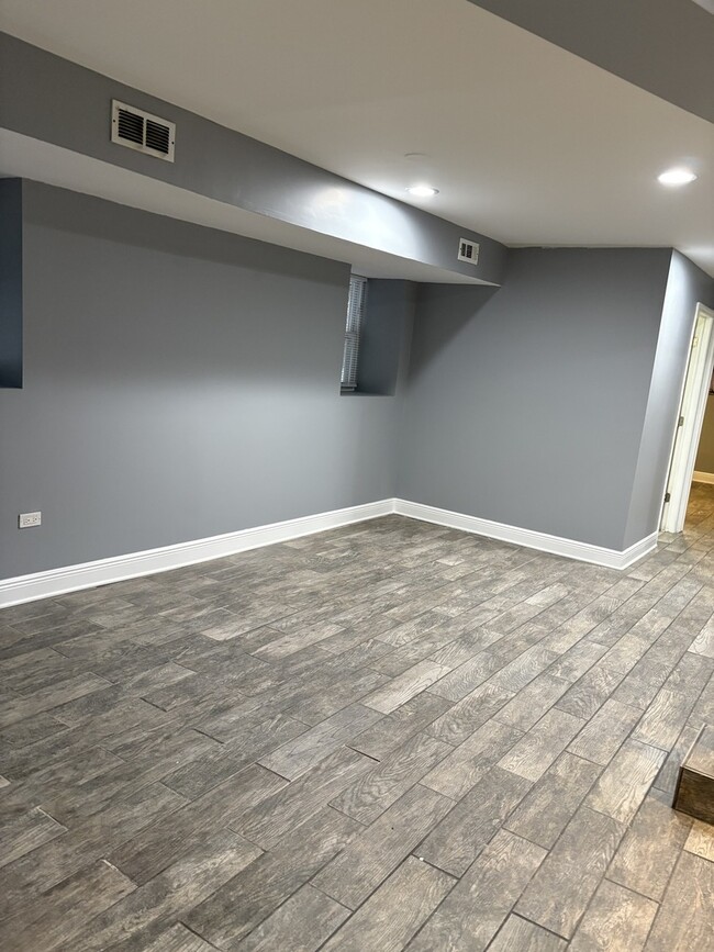 Building Photo - 522 N Troy St