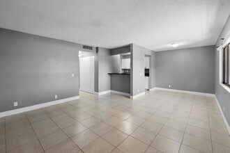 Building Photo - 818 Meadows Cir