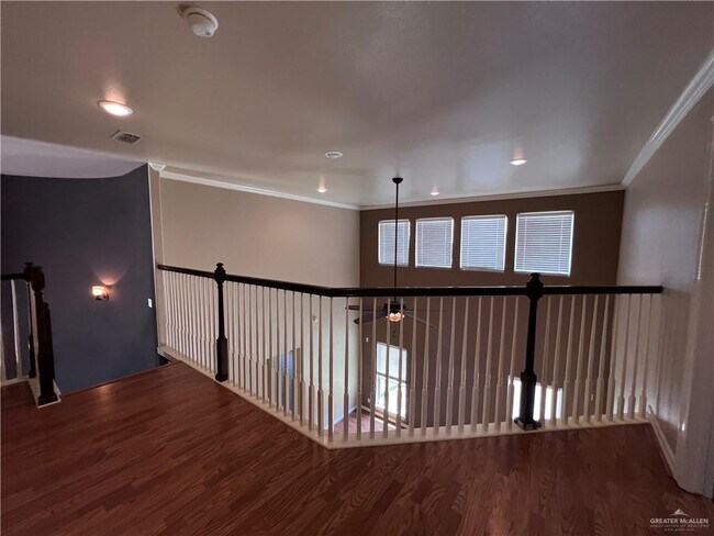 Building Photo - 33 Blue Jay Dr