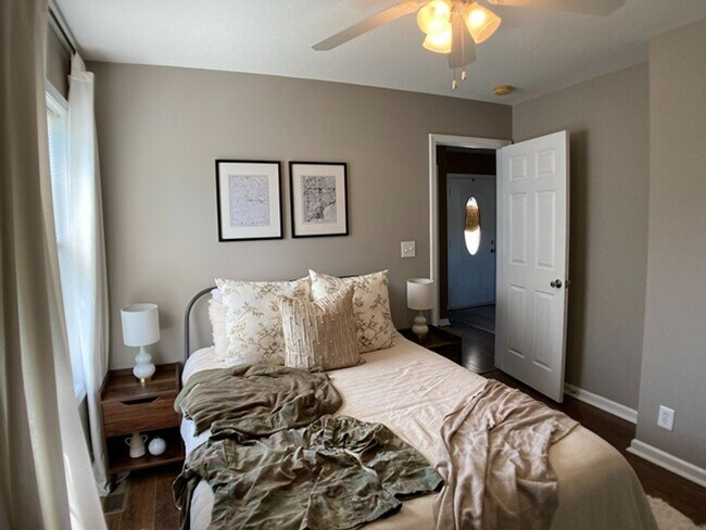 Building Photo - $1800 3 Bedrooms 2.5 Bath Brick Home with a bonus room!