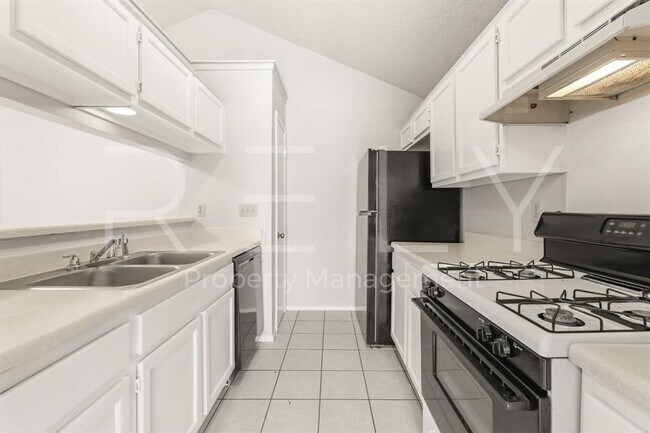 Building Photo - 409 Greenlawn Blvd