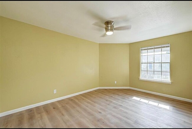 Building Photo - 9700 Leawood Blvd