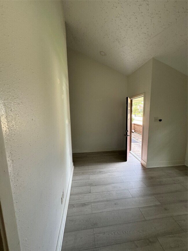 Building Photo - 3723 Westmeadow