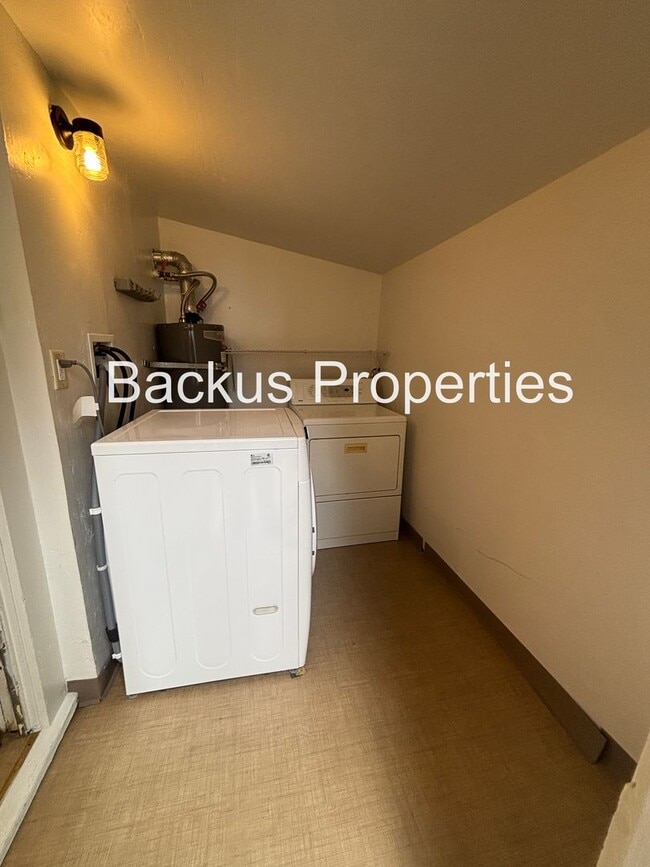 Building Photo - Wonderful two-bedroom unit in Monterey