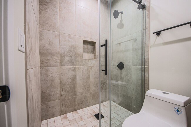 Building Photo - Ultra-Luxury Brand New 2 bed/2.5 bath and ...
