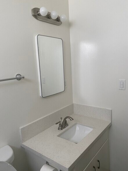 Bathroom - 964 S Ardmore Ave
