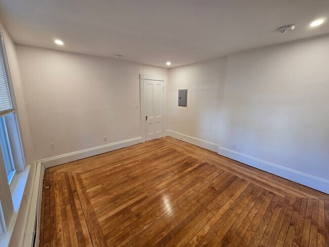 Building Photo - Live in this NEWLY updated 1 bed / 1 bath ...