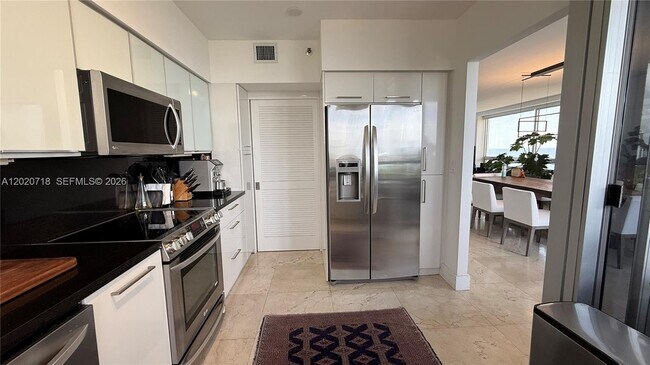 Building Photo - 1541 Brickell Ave