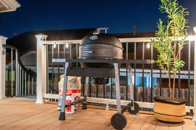 Building Photo - 13075 Old West Ave