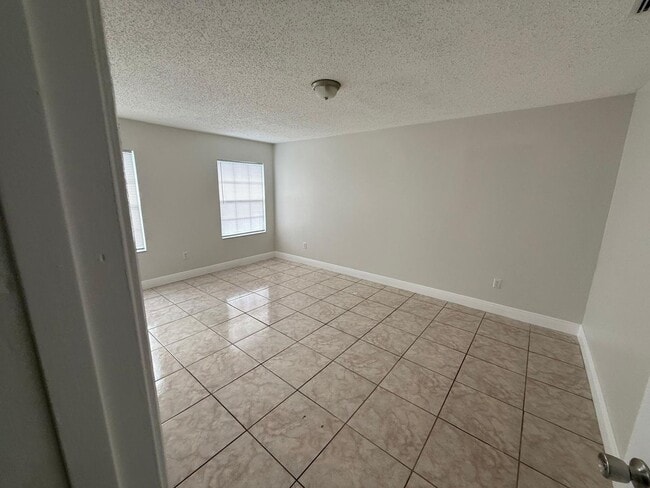 Building Photo - Spacious 3-Bedroom, 2-Bath Home in Prime O...