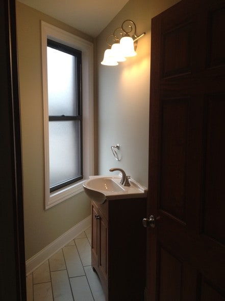 Building Photo - 903 W 35th St