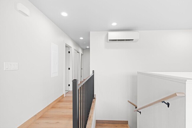 Building Photo - 865 9th St W