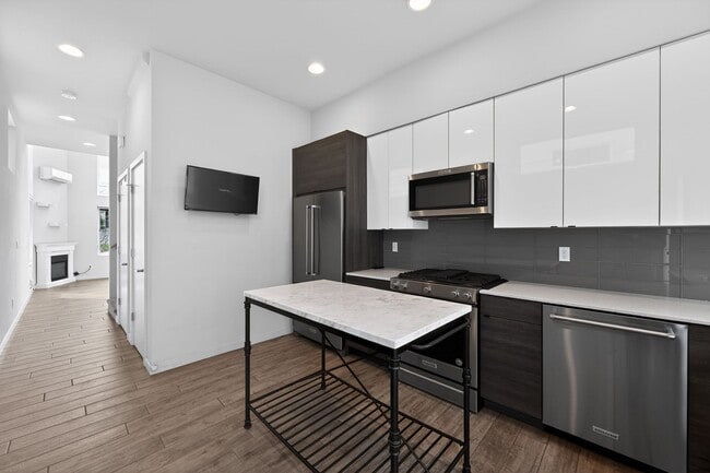 Building Photo - 2622 SW Nevada St