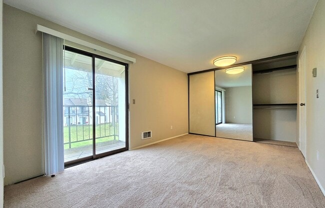 Building Photo - 2 Bedroom Townhome in Marysville Pet Friendly !