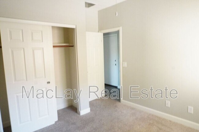 Building Photo - 826 W Harvest Rd