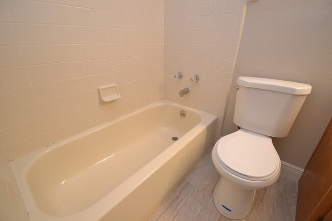 Building Photo - Beautiful 2/2.5 Winter Springs Townhome ~ Newer Paint & Flooring ~ End Unit with Pond View!