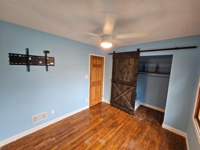 Building Photo - 621 William St