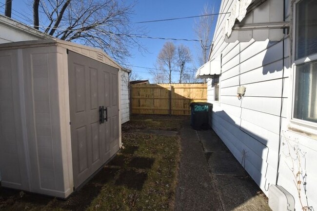 Building Photo - Mishawaka South West Near Park and local universities