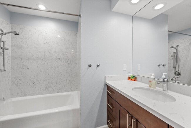 Building Photo - Charming 5-Bedroom Tri-Level Retreat in La...