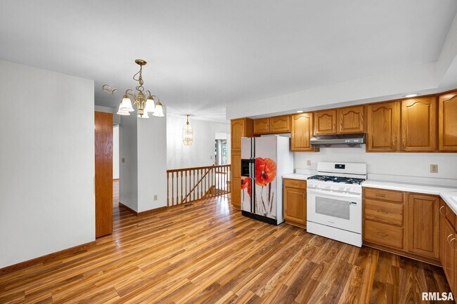 Building Photo - 2321 W Pintura Ct