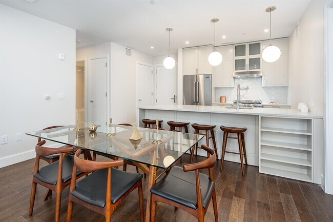 Building Photo - 372 9th St