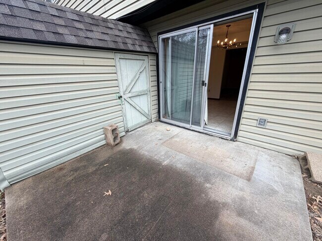 Building Photo - 2205 Warwick St