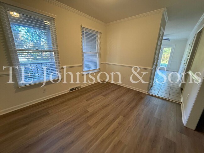 Building Photo - Charming 3-Bedroom Home with Rocking Chair Porch and Screened Back Patio