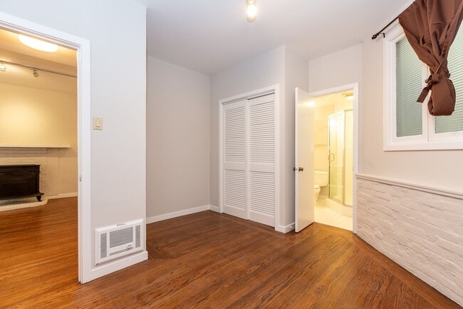 Building Photo - Pacific Heights: Remodeled Garden Apartment w/ Shared Patio One Block from the Presidio