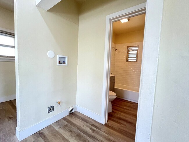 Building Photo - Just Listed! 1B/1B Newly Remodeled Unit
