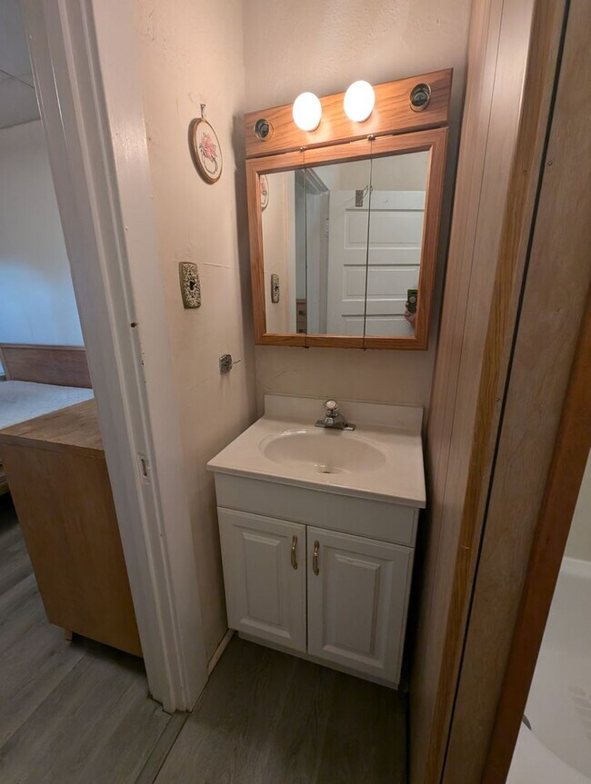 Building Photo - Furnished One Bedroom Upstairs Apartment