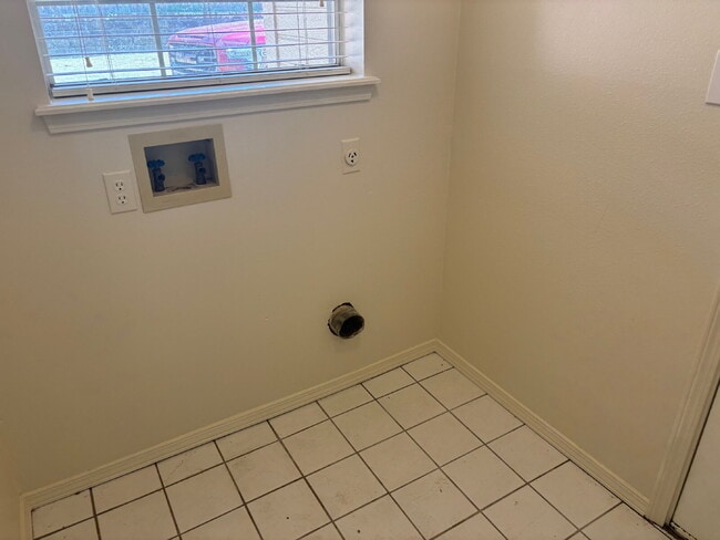 Building Photo - Two Bedroom 2 Full bath 11sqft Duplex for ...